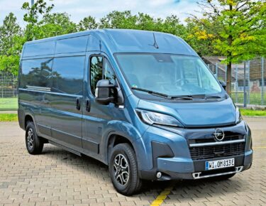 Der neue Opel Movano-e verfügt über eine 110-kWh-Batterie. Über 300 reale Kilometer sind damit auch mit viel Autobahnfahrt möglich.