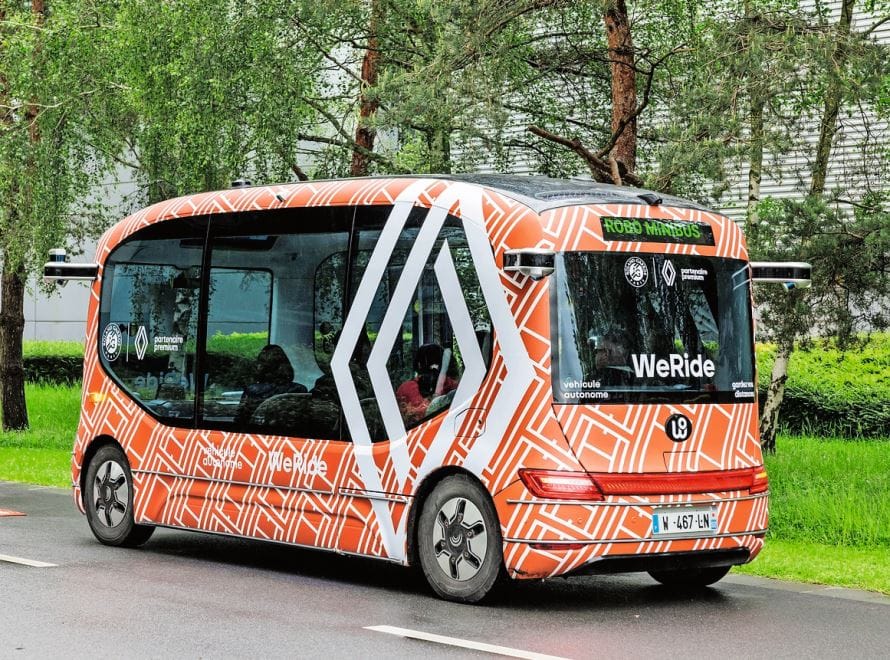 Solche WeRide-Minibusse haben den fahrerlosen Shuttledienst am Roland-Garros 2024 demonstriert.