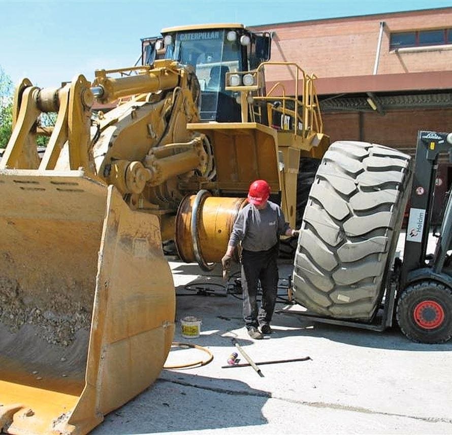 Auch für Reifen von Erdbewegungsmaschinen hat die Swiss Tyre Group die nötige Infrastruktur und das Fachwissen.