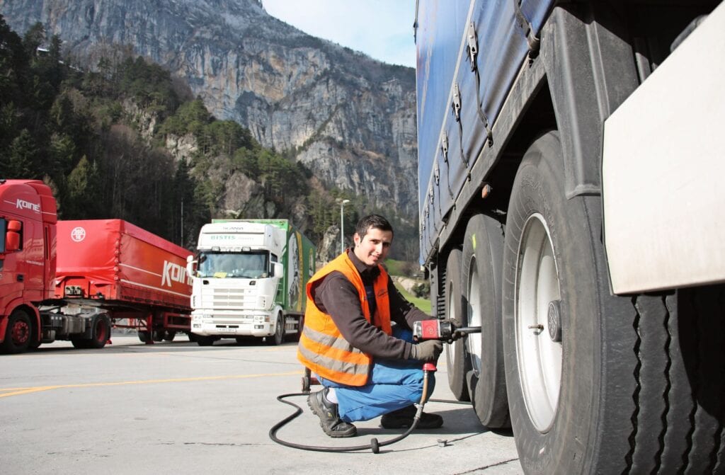 Mit einem breit gefächerten Reifenlager und der raschen Abwicklung vor Ort stellt der Pannendienst der Swiss Tyre Group eine zeitnahe Weiterfahrt sicher.