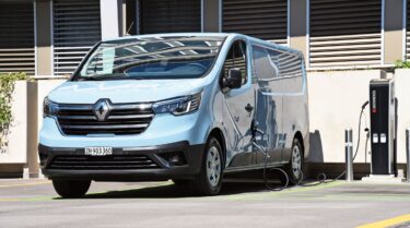 Mit dem Trafic hat Renault seinen letzten Lieferwagen elektrifiziert. Die Ladedose ist an jenem Ort, wo beim Diesel getankt wird.