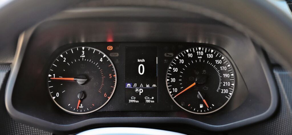 Die optischen Unterschiede zwischen Elektro und Diesel sind minim. Im Armaturenbrett beschränken sie sich praktisch auf die linke Uhr, mit Leistungsinstrument beim Electric (links) und Drehzahlmesser beim Diesel (rechts).