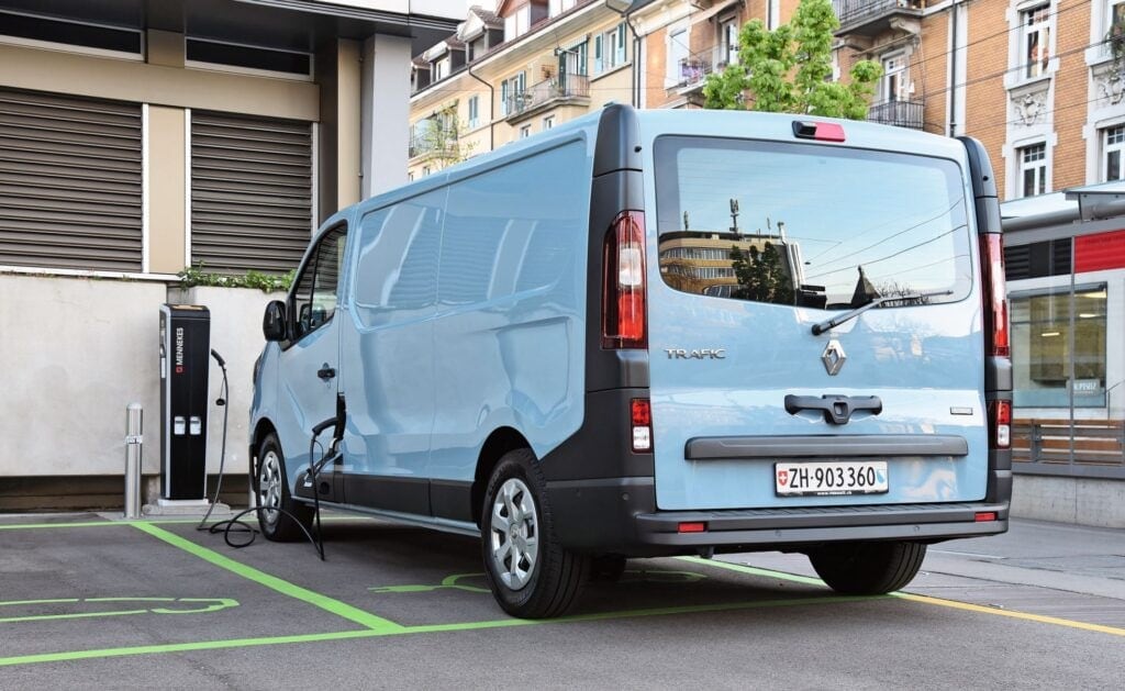 Im Test lag die Reichweite im Schnitt bei knapp 230 km. Selbst im Sommer bleibt damit der Einsatz regional.