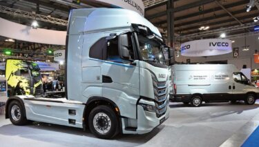 Die Transpotec Logitec hat sich zur Leitmesse der Transportbranche südlich der Alpen gemausert. Im Bild: der Iveco S-eWay und rechts der eDucato. Im Hintergrund links steht einer der Bandtrucks für die laufende Europatournee von Metallica.