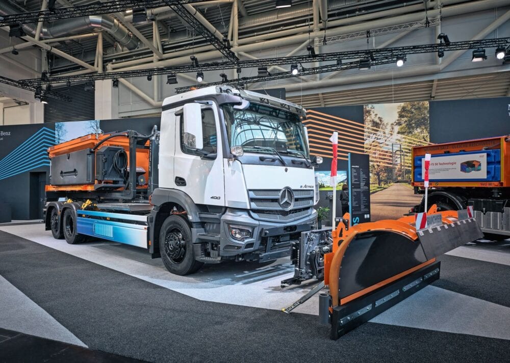 Der eActros 400 für einmal als kommunaler Winterdienstler, mit Schneepflug und Streuautomat.