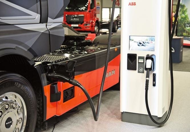 Neben dem erneuerten Lieferwagen TGE zeigte MAN den Mega-Charging-Anschluss am MAN TGX.