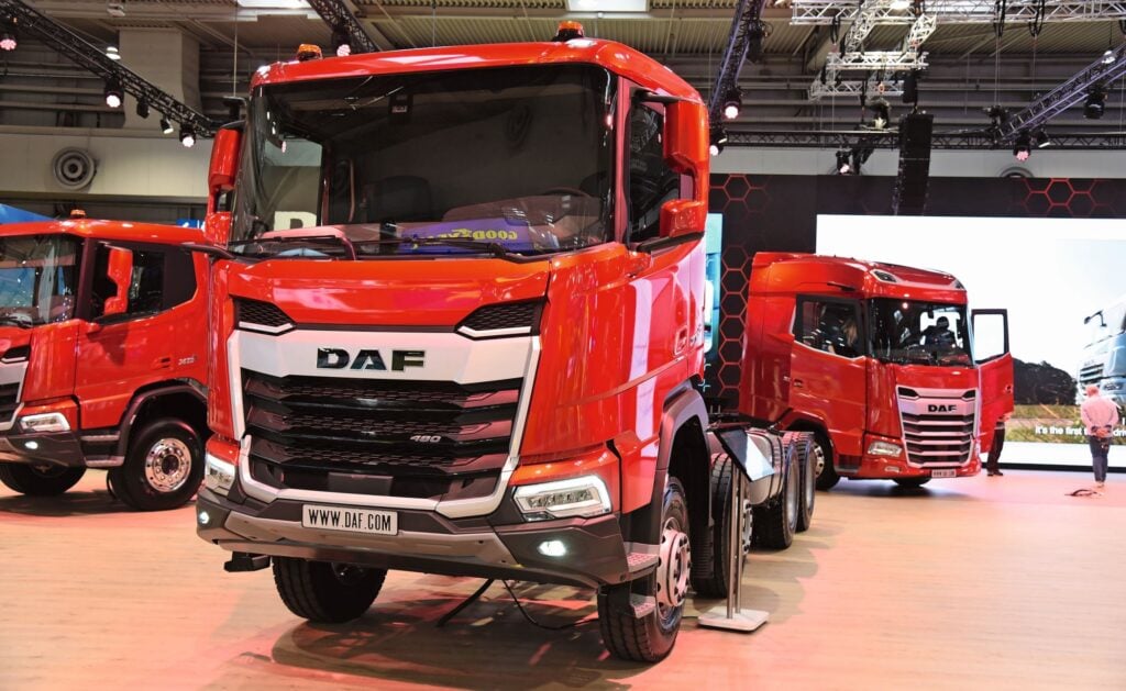 Die modifizierten Modelle lanciert DAF in dieser tiefroten Lackierung. Die meisten 6×2- und 4×2-Modelle erhalten nun Kameraspiegel.