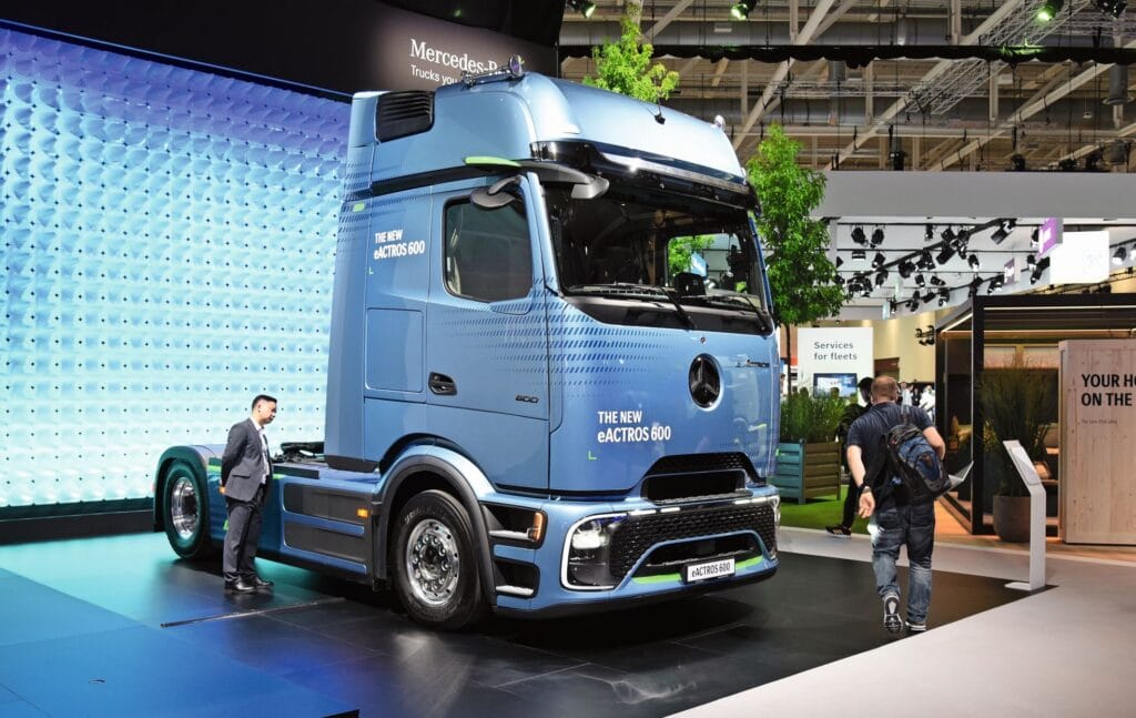 Der eActros 600 stand bei Daimler Truck ganz im Zentrum des Auf- tritts auf der IAA Transportation. Das neue Fahrerhaus ist auch für den Actros L mit Dieselantrieb erhältlich.