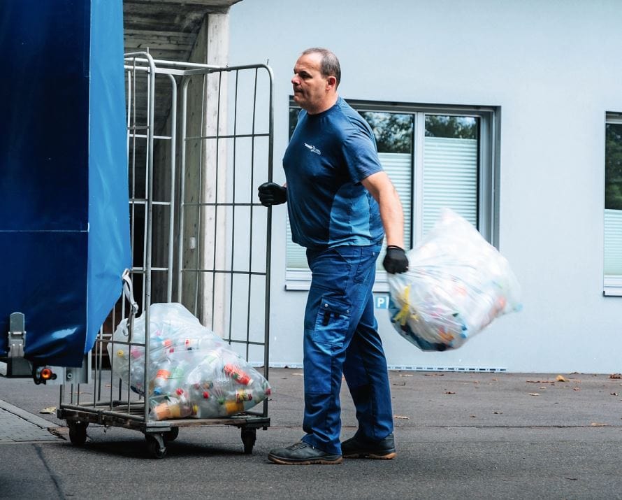 Bojan Milanovic war zu Beginn skeptisch, ist inzwischen entspannt mit dem E-Fahrzeug auf Sammeltour.