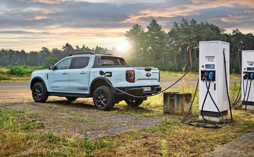 Der komplett neu entwickelte Plug-in-Hybridantrieb des Ranger PHEV kombiniert einen 2,3 Liter grossen Turbobenziner, ein 10-Gang-Automatikgetriebe, einen 75 kW starken Elektromotor und eine Traktionsbatterie mit 11,8 kWh Nettokapazität.