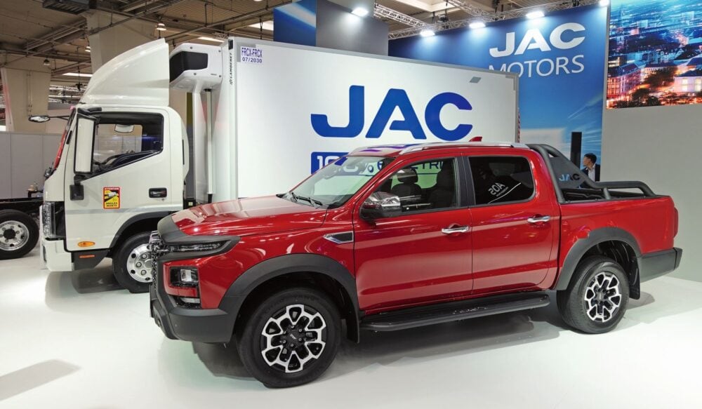 Der neue Pick-up von Jac Motors, der T9 EV 4×4 ist ab kommendem Jahr in der Schweiz erhältlich. Im Hintergrund ein N75 EV mit Kühlaufbau.