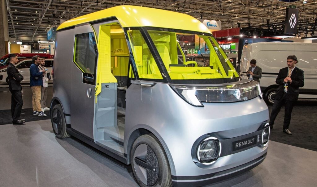 Die neue Estafette 4.0 ist das erste Fahrzeug auf der elektrischen Plattform FlexEVan, der Fahrzeugbasis des Joint-Ventures Flexis, das die Landschaft der Nutzfahrzeuge verändern möchte.