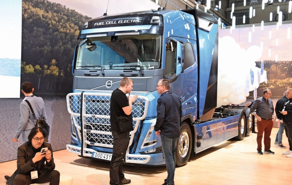 Ab 2040 will Volvo nur noch emissionsfreie Transportlösungen auf den Markt bringen, darunter auch Lastwagen mit Wasserstoff-Brennstoffzellen.