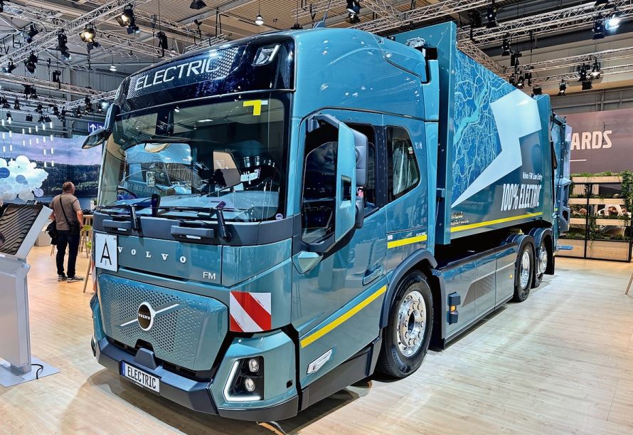 Gute Verkehrsübersicht für komplexe städtische Gegebenheiten – dazu hat Volvo den FM Electric LowEntry entworfen.