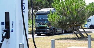 Auf der Europatour wurden die zwei eActros 600 stets an öffentlichen Ladesäulen «aufgefüllt».