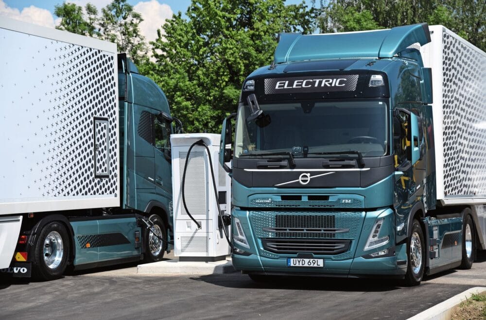 Ohne emissionsfreie Antriebe, namentlich Elektroantriebe, ist die ab Januar 2025 eingeführte CO₂-Gesetzgebung nicht zu erfüllen. Volvo Trucks beispielsweise ist aktueller E-Truck-Marktführer. Bei den LKW rechnet die Branche, die Vorgaben erfüllen zu können.