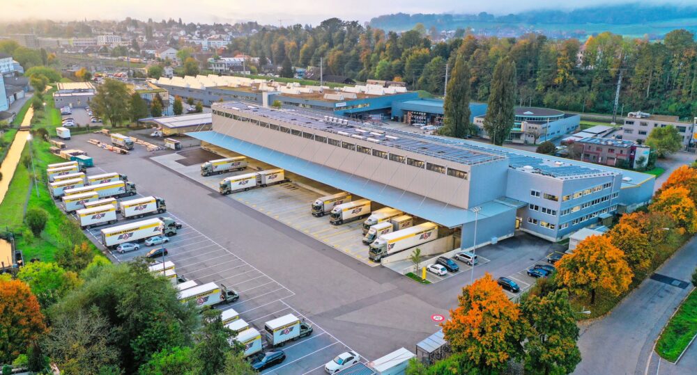 Das Gelände des Cargo Logistik Centers in Burgdorf. Der vordere, linke Teil ist der neue Anbau. (Foto: Camion Transport)