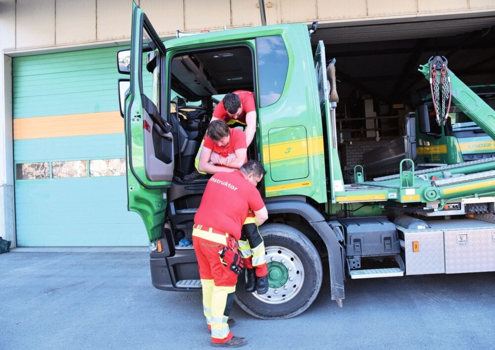 Einen Bewusstlosen aus der Kabine eines LKW zu holen ist eine Herausforderung, die einen Erste-Hilfe-Kurs besonders interessant macht. (Bild von Demo bei der Paul Linder AG, Walenstadt)