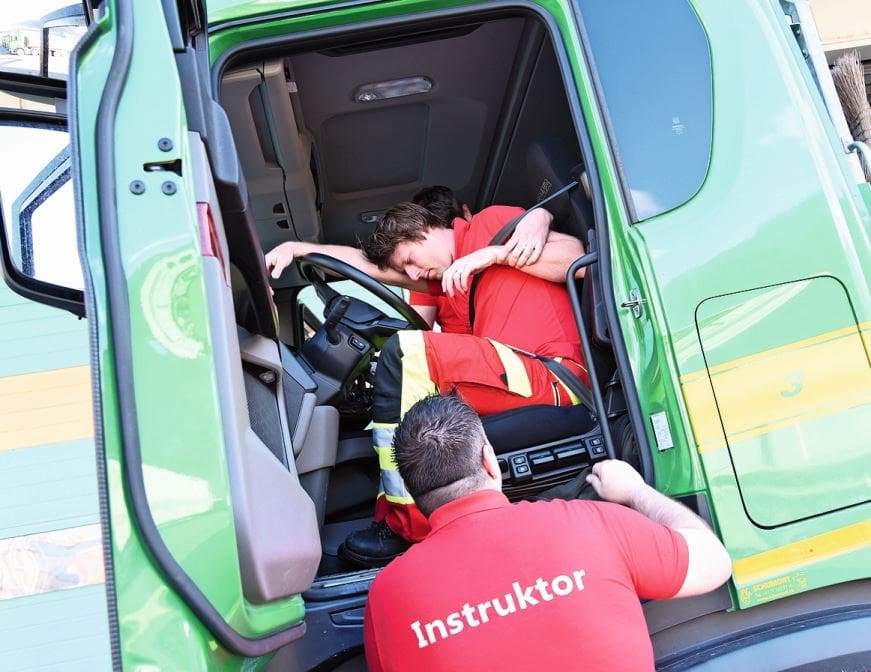 Oben den Chauffeur befreien, unten halten und zusammen den Patienten über die beachtliche Höhe bergen.