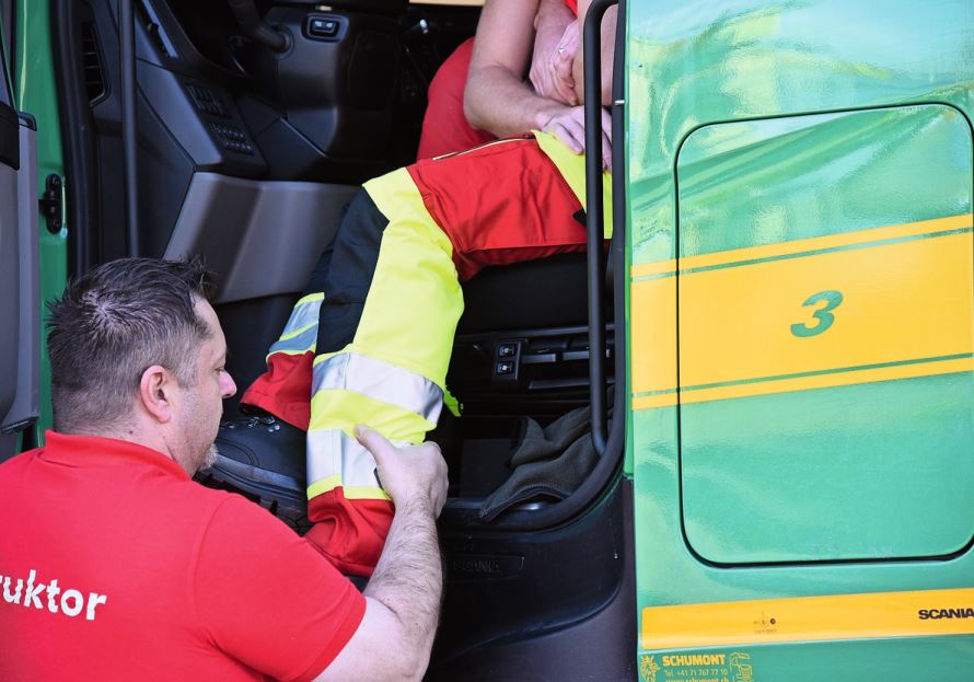 Schritt für Schritt die richtige Aktion – im CZV-Kurs von First Aid Solutions wird die Rettung aus dem LKW-Fahrerhaus geübt.