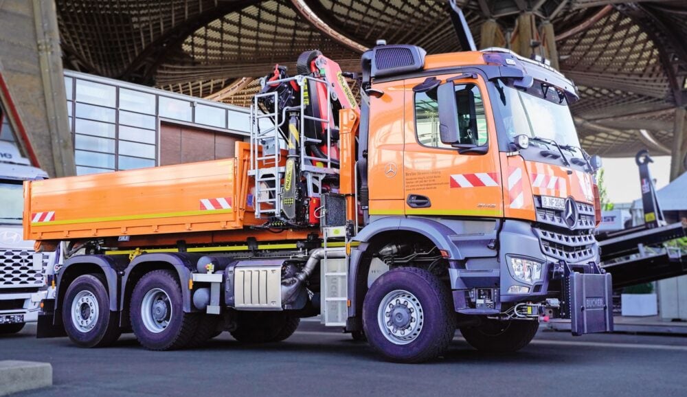 Einer von den 50 Mercedes-Benz Arocs, die Paul Nutzfahrzeuge in Kooperation mit Daimler Truck für die Autobahn GmbH modifiziert.