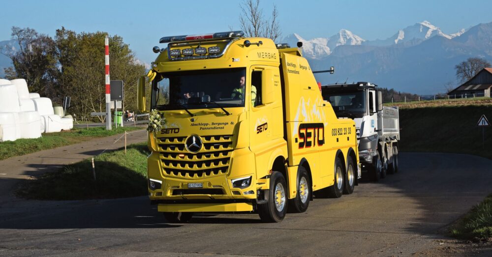 Der neue Mercedes-Benz Arocs der Seto-Werkstatt AG im Einsatz. Im Hintergrund die Oberländer-Symbole Eiger, Mönch und Jungfrau – das Logo von Seto.